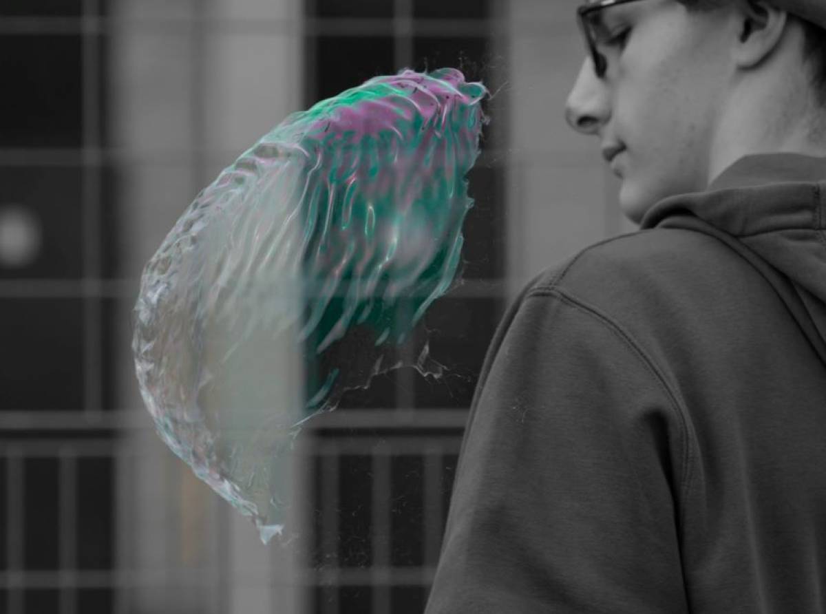 Allusioni. La paura di perdere chi si ama cercando incessantemente conferme in ricordi, parole e colori